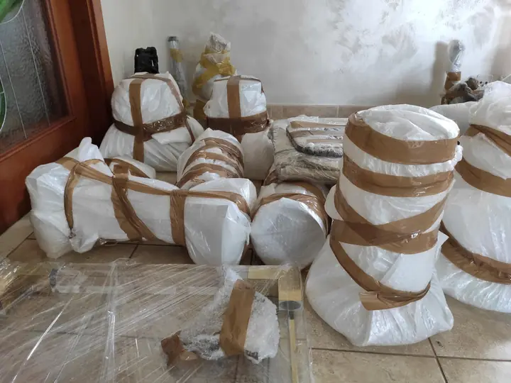 Objets fragiles – Vases, luminaires et décoration sont soigneusement emballés un par un.