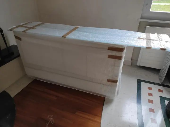 Mobilier sous protection – Film et papier bulle protègent vos meubles du départ à l'arrivée.